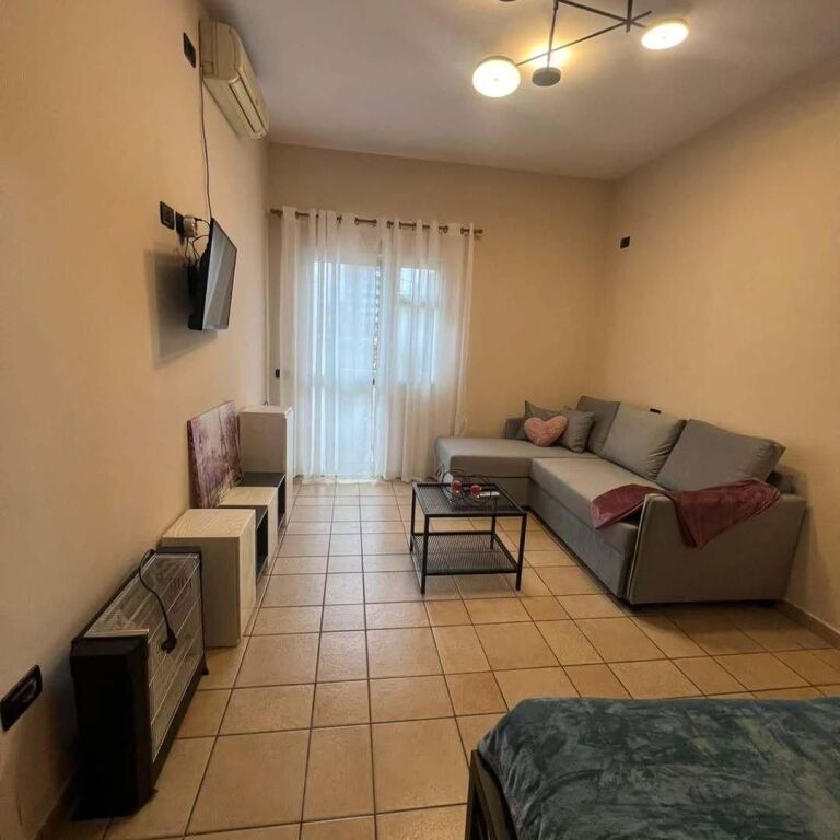 2+1, 4th floor without elevator, at Globe, Kavaja street, 450 thousand leke