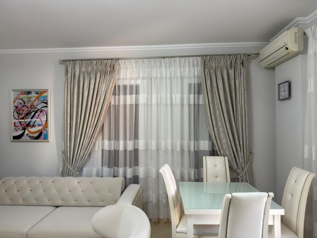 Jepet me qera apartament 1+1 me ballkon në zonën e 21 Dhjetorit.