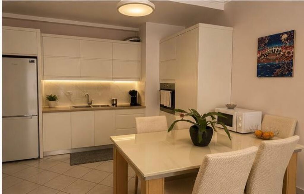 Astir, jepet me qera apartament 1+1 i arreduar modern!