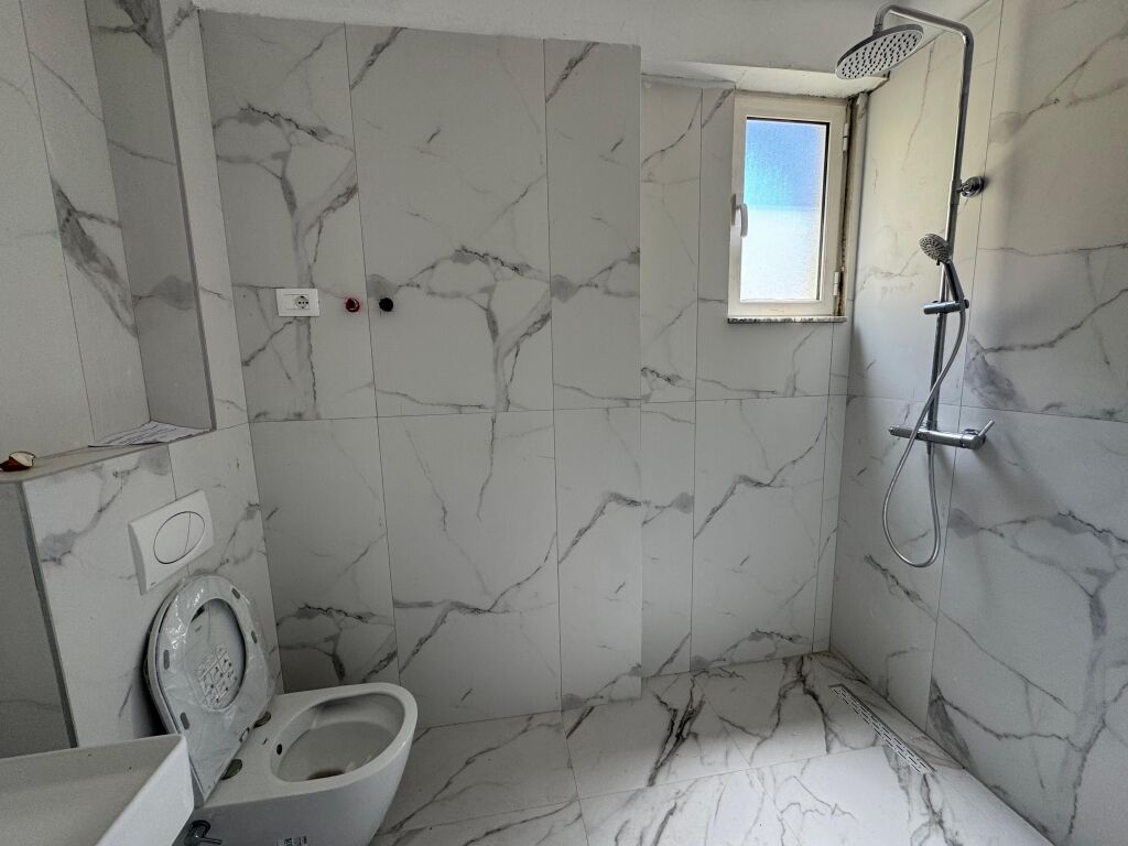 Shitet Apartament 2+1+2 Ne Plazh Hekurudha