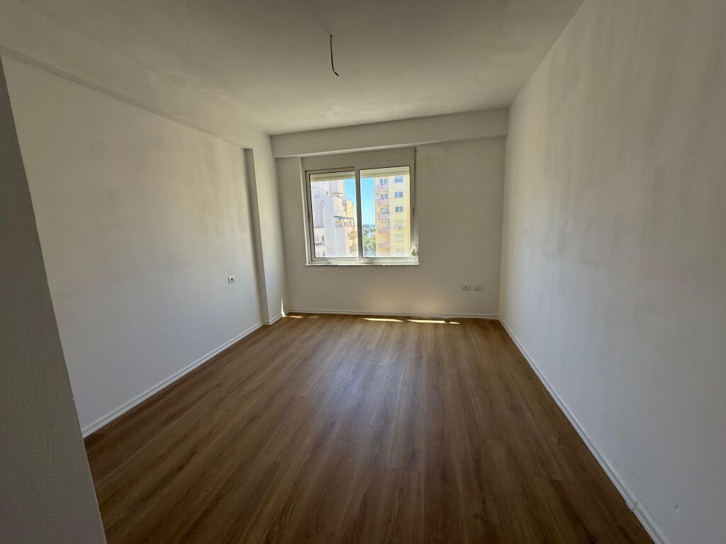 Shitet Apartament 2+1+2 Ne Plazh Hekurudha
