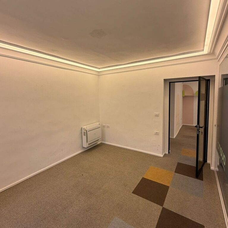 🏢 Zyrë 130 m² me Qira – Zogu i Zi, Tiranë ✨