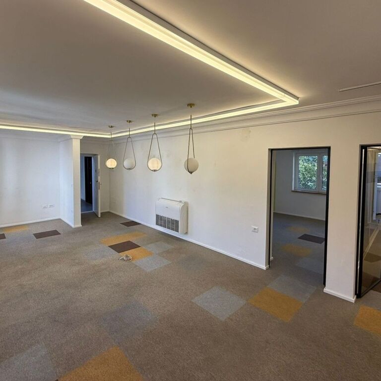 🏢 Zyrë 130 m² me Qira – Zogu i Zi, Tiranë ✨