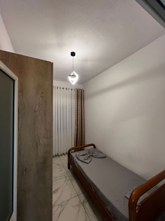 Affittasi casa privata. ( Via: “ Siri Kodra “ vicino al frigorifero )