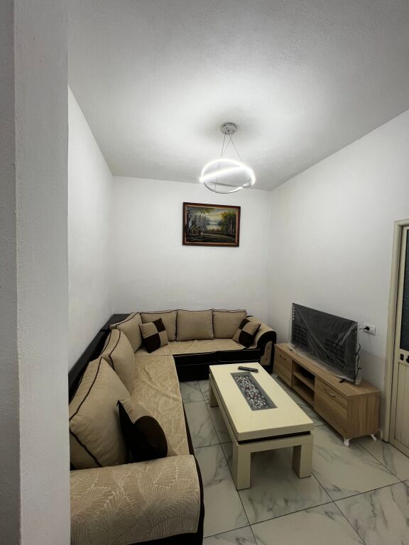Affittasi casa privata. ( Via: “ Siri Kodra “ vicino al frigorifero )