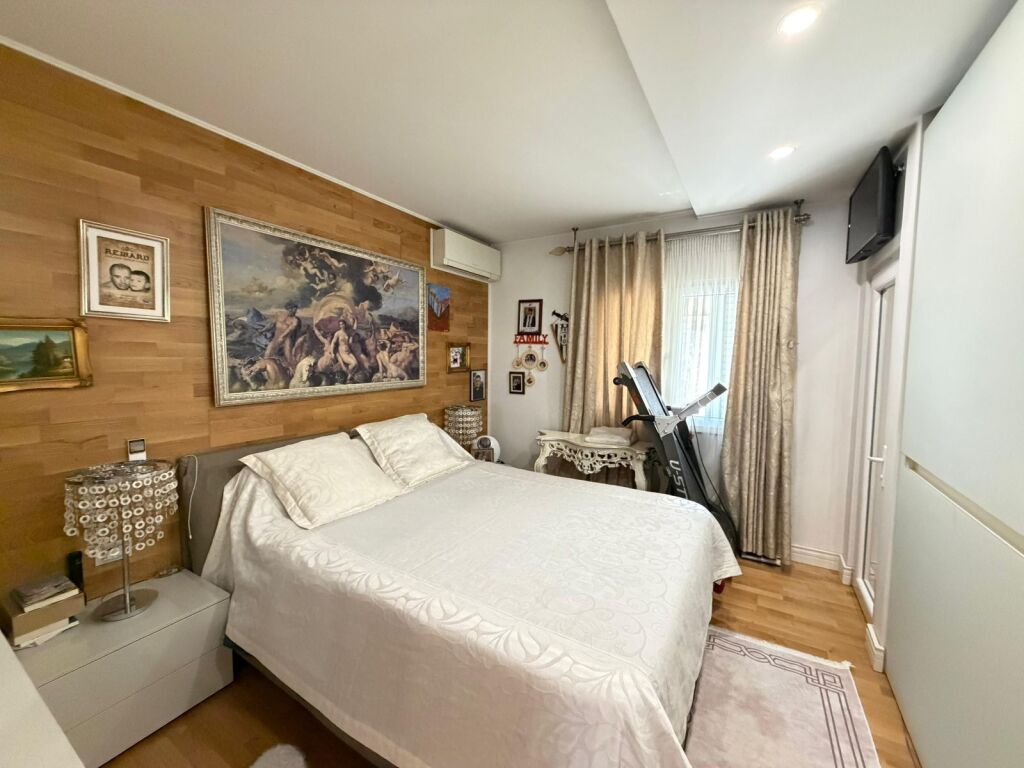 SHITET APARTAMENT 3+1+2+GARAZH NE KOMUNEN E PARISIT