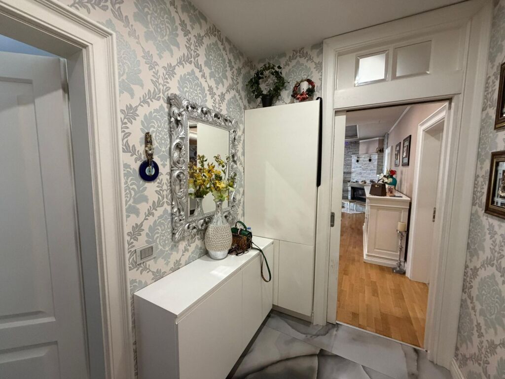 SHITET APARTAMENT 3+1+2+GARAZH NE KOMUNEN E PARISIT