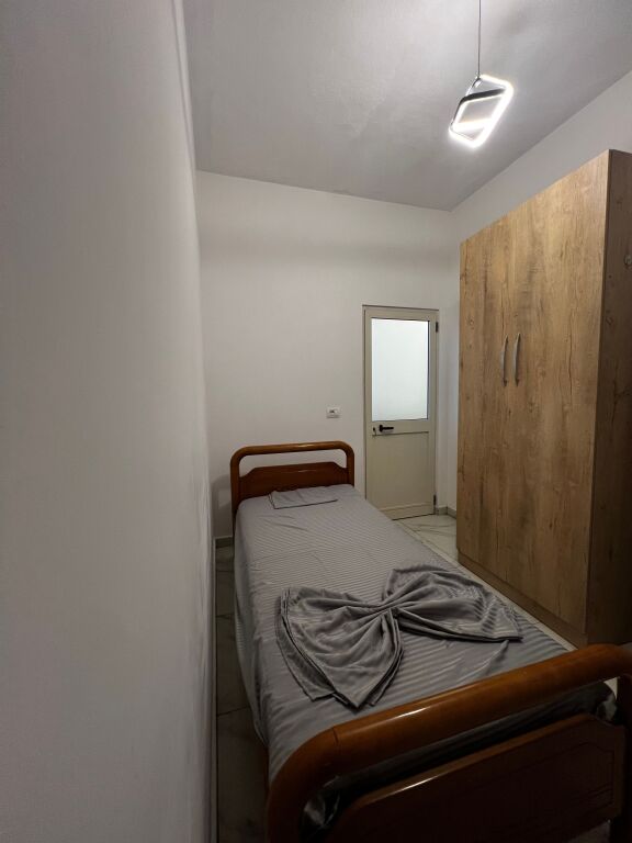 Affittasi casa privata. ( Via: “ Siri Kodra “ vicino al frigorifero )