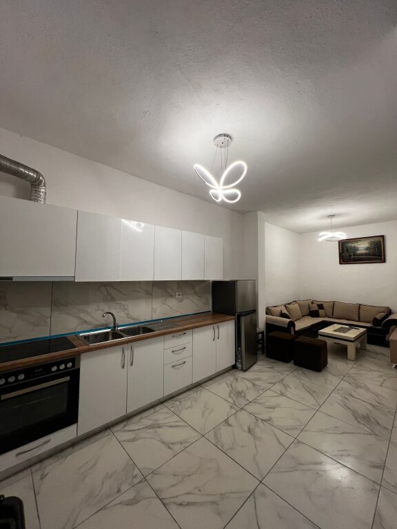 Affittasi casa privata. ( Via: “ Siri Kodra “ vicino al frigorifero )