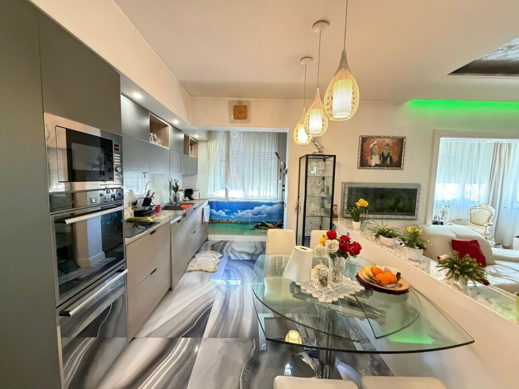 SHITET APARTAMENT 3+1+2+GARAZH NE KOMUNEN E PARISIT