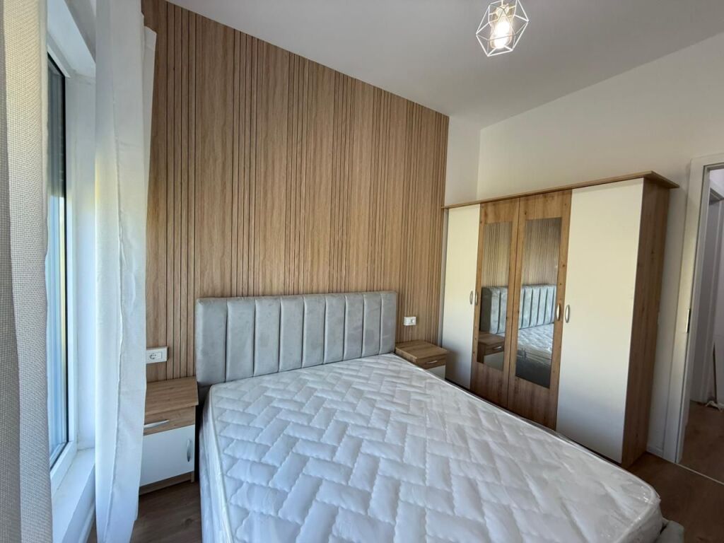 Tirane, jepet me qera apartament 1+1 ne Fresk