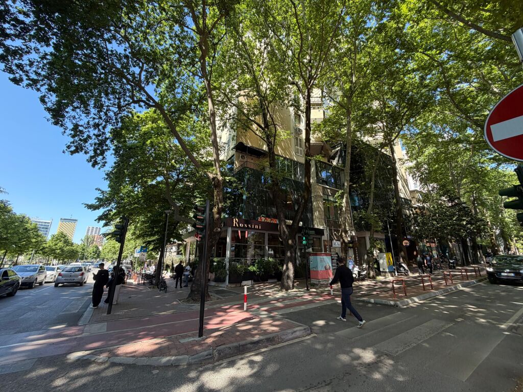 🏢 Ufficio Open Space in affitto, adatto a ogni tipo di attività 📍 Via “Papa Gjon Pali II”, vicino a RTSH (sopra Bar-Caffè Rosini)  📐 Superficie: 120 m² 🏢 2° piano  ✨ Spazio aperto (Open Space), funzionale e facilmente organizzabile 📍 Zona molto richiesta e strategica a Tirana  💶 Prezzo: 1.450€ / mese