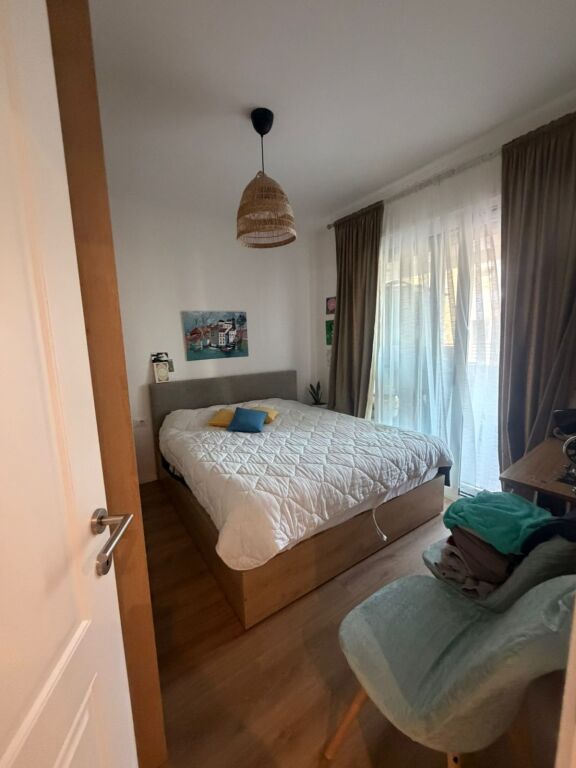 Shitet apartament 2+1+ 2 tualete dhe verandë në zonën Iliria , Plazh prane Spar. 
