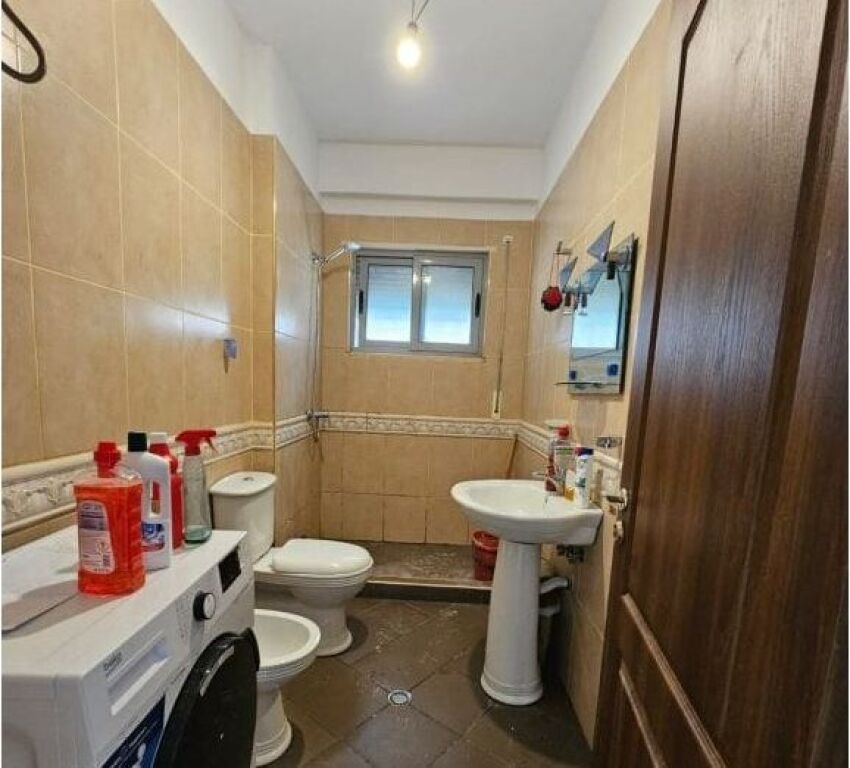 Apartamenti ndodhet ne zonen e Kopshtit Botanik!