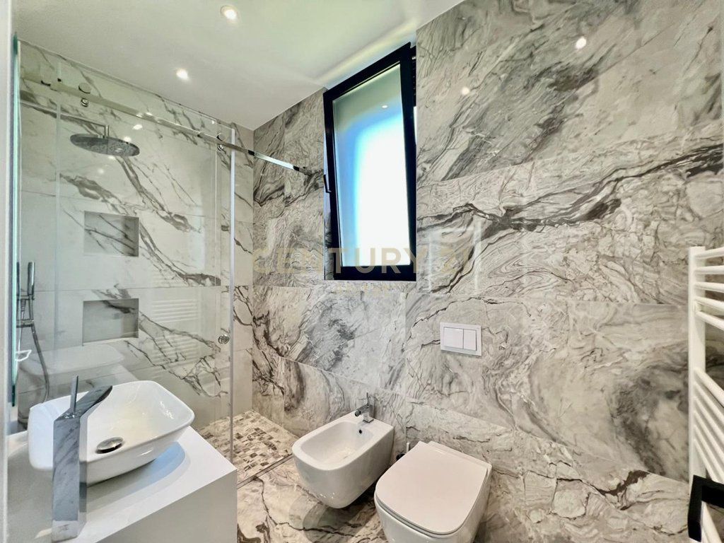 AFFITTO, VILLA MODERNA INDIVIDUALE con CORTILE &amp; VISTA, LAGO ASCIUTTO‼️ 3.500 € /Mese Sup. Totale  800m2