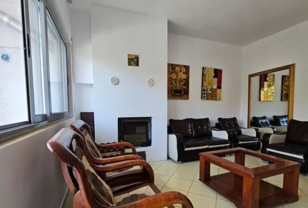 Apartamenti ndodhet ne zonen e Kopshtit Botanik!