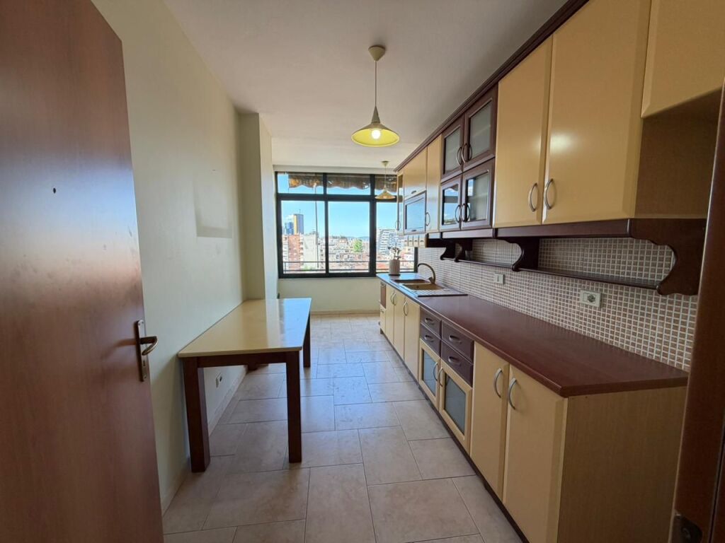 🏢Via 4 Deshmoret, appartamento 3+1+2 in affitto, parzialmente arredato 80.000 Leke