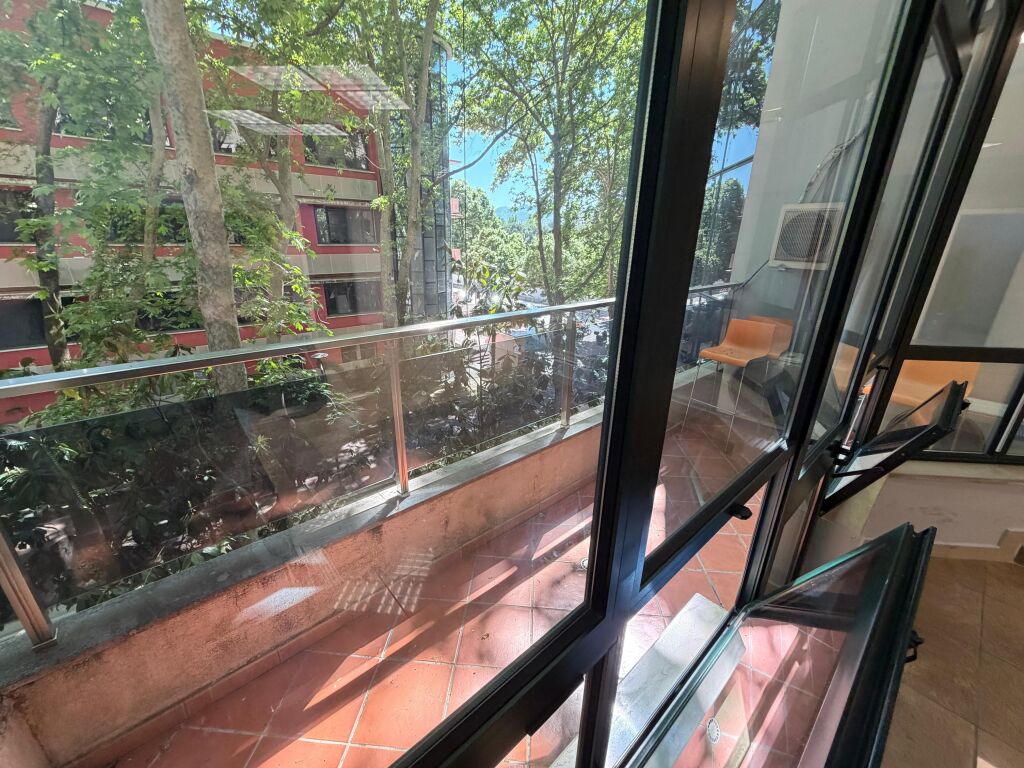 🏢 Ufficio Open Space in affitto, adatto a ogni tipo di attività 📍 Via “Papa Gjon Pali II”, vicino a RTSH (sopra Bar-Caffè Rosini)  📐 Superficie: 120 m² 🏢 2° piano  ✨ Spazio aperto (Open Space), funzionale e facilmente organizzabile 📍 Zona molto richiesta e strategica a Tirana  💶 Prezzo: 1.450€ / mese