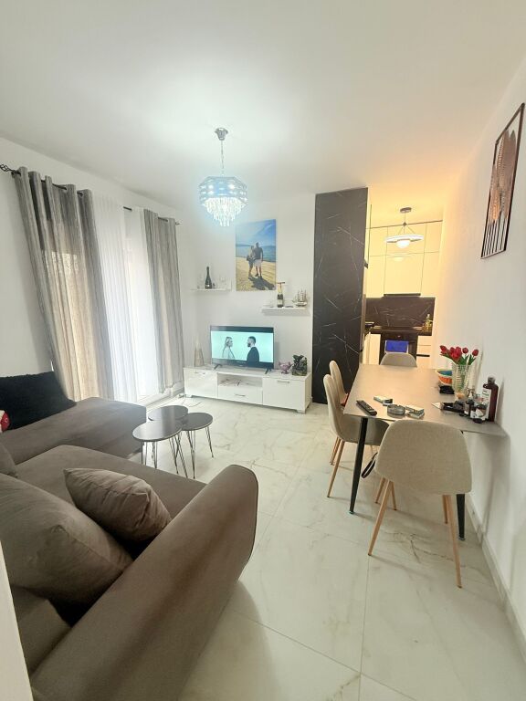 Shitet apartment 1+1 Rruga vjenes golem
