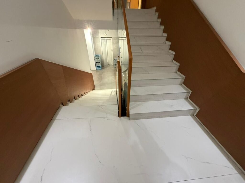 🏢 Jepet me qira ambient zyre Open Space📍 Rruga “Papa Gjon Pali II”, pranë RTSH-së💶 Çmimi: 1,450€ / muaj