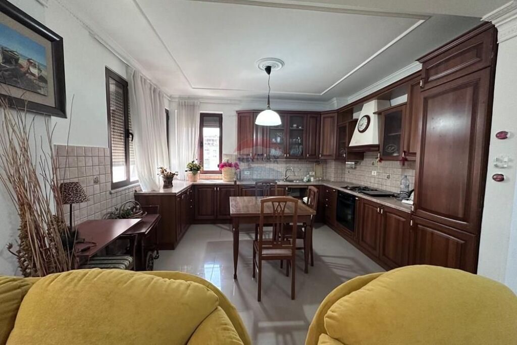 Apartament 2+1+2 me qera Blloku