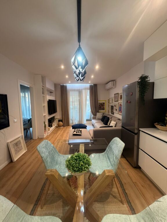 Shitet apartament 2+1+ 2 tualete dhe verandë në zonën Iliria , Plazh prane Spar. 
