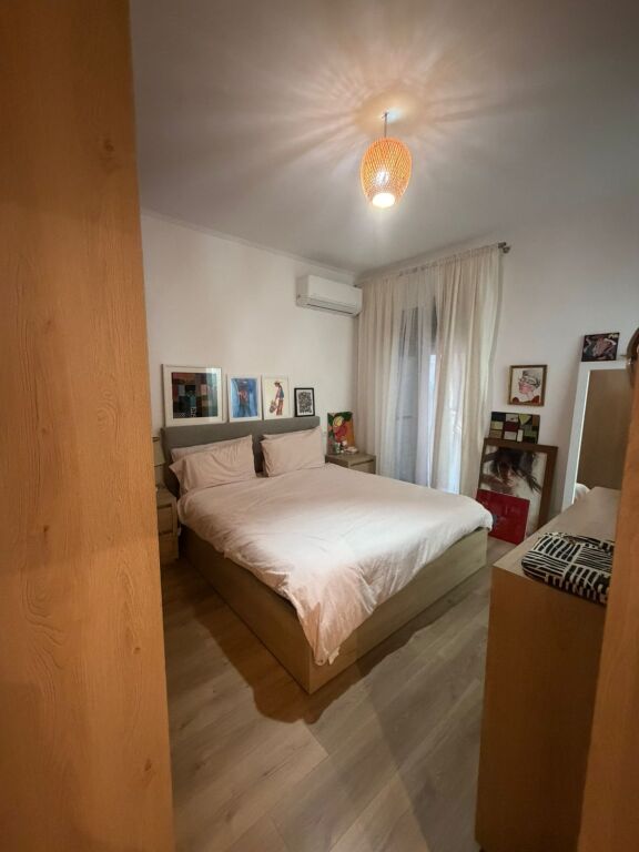 Shitet apartament 2+1+ 2 tualete dhe verandë në zonën Iliria , Plazh prane Spar. 
