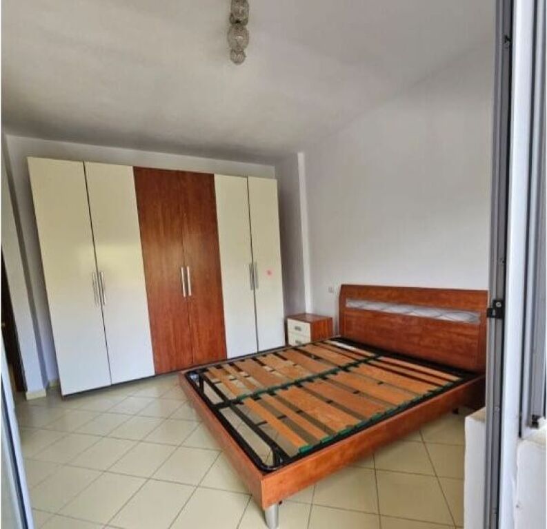 Apartamenti ndodhet ne zonen e Kopshtit Botanik!