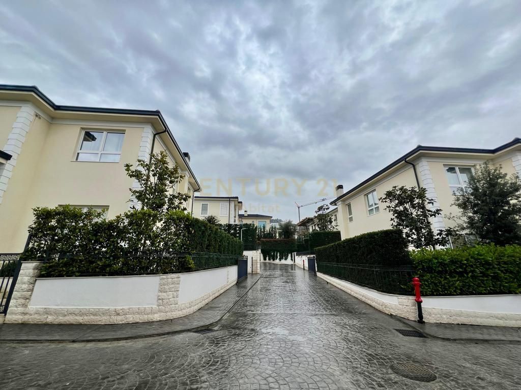 3-Storey Villa for rent at the Dry Lake