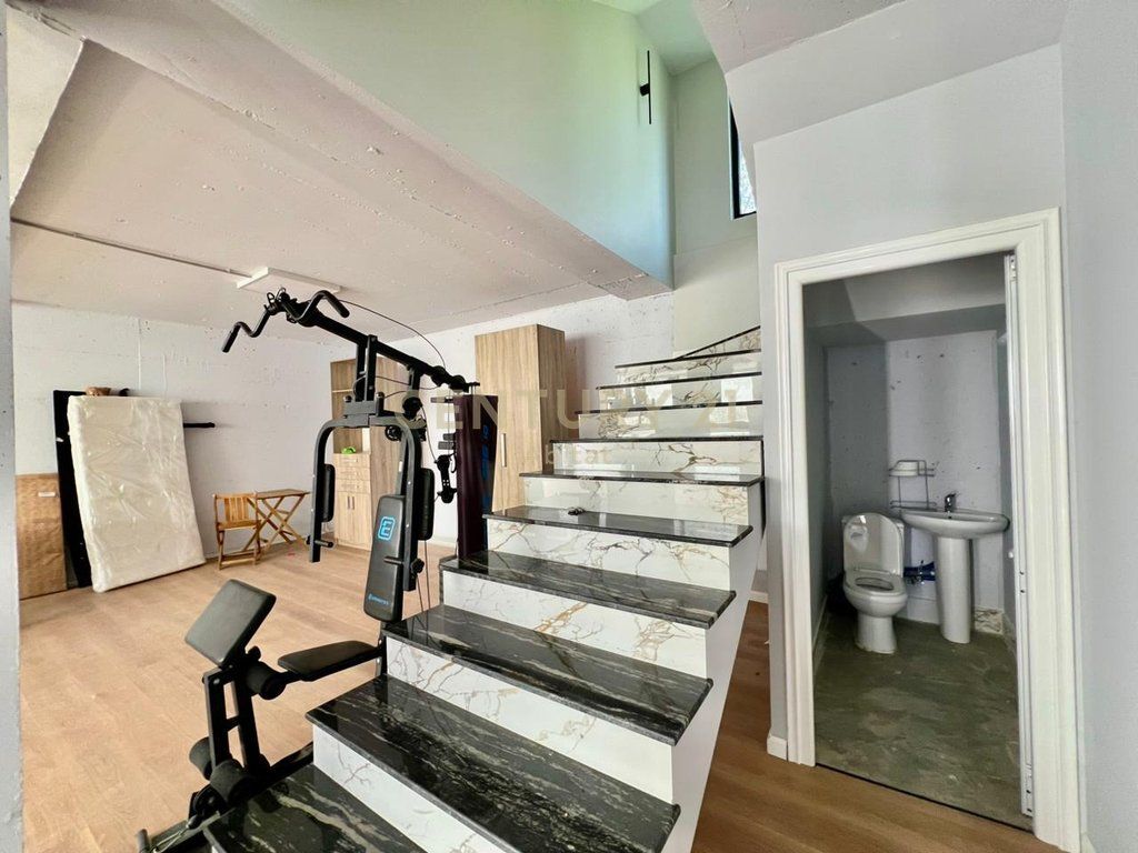 AFFITTO, VILLA MODERNA INDIVIDUALE con CORTILE &amp; VISTA, LAGO ASCIUTTO‼️ 3.500 € /Mese Sup. Totale  800m2