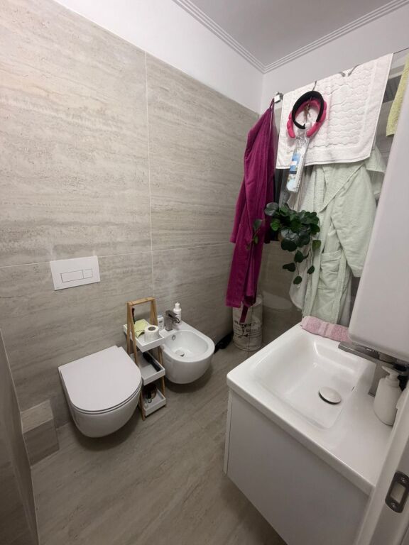 Shitet apartament 2+1+ 2 tualete dhe verandë në zonën Iliria , Plazh prane Spar. 
