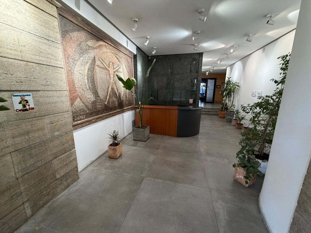 🏢 Ufficio Open Space in affitto, adatto a ogni tipo di attività 📍 Via “Papa Gjon Pali II”, vicino a RTSH (sopra Bar-Caffè Rosini)  📐 Superficie: 120 m² 🏢 2° piano  ✨ Spazio aperto (Open Space), funzionale e facilmente organizzabile 📍 Zona molto richiesta e strategica a Tirana  💶 Prezzo: 1.450€ / mese