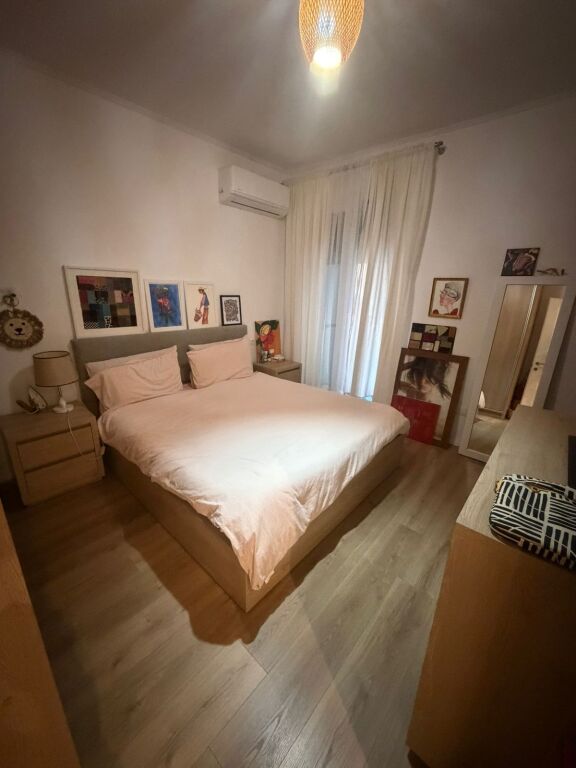 Shitet apartament 2+1+ 2 tualete dhe verandë në zonën Iliria , Plazh prane Spar. 
