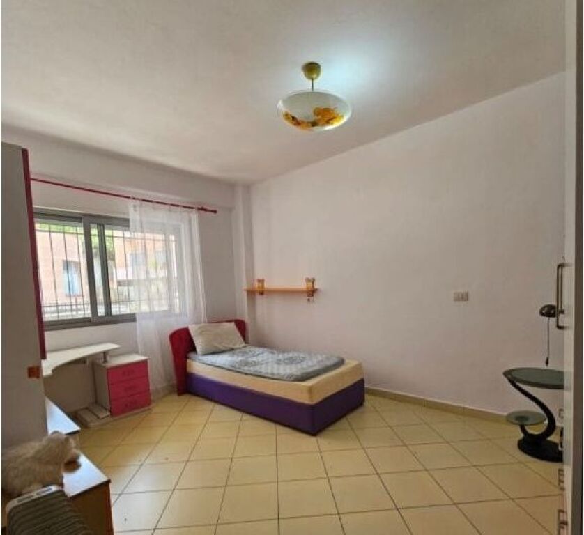 Apartamenti ndodhet ne zonen e Kopshtit Botanik!