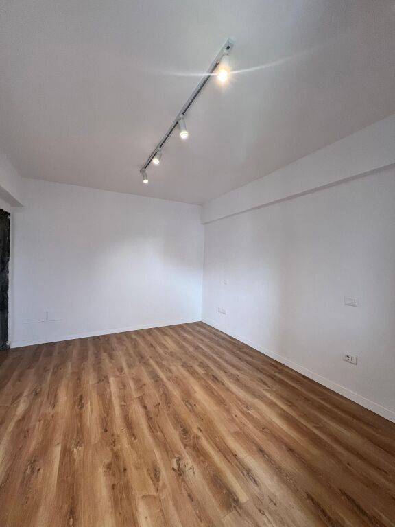VENDESI APPARTAMENTO 2+1 CENTRO DURRES ,   
