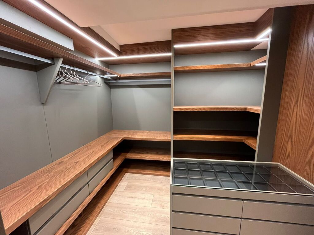 Affittasi 3+1+parcheggio Kodra e Diellit 1800€