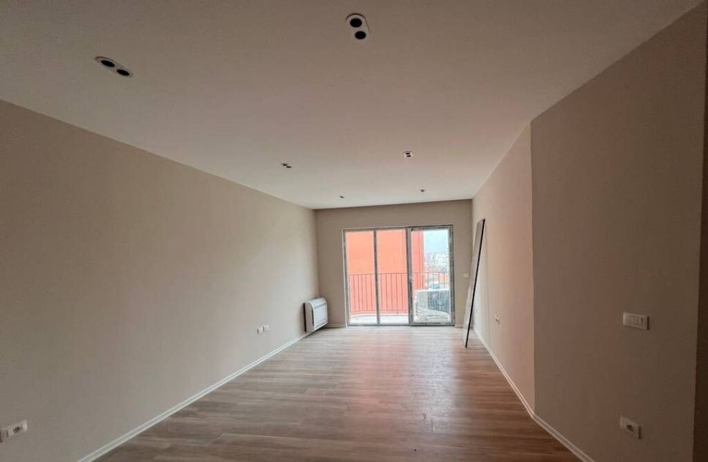 Shitet Apartament 2+1+2 prane Shkolles se Kuqe