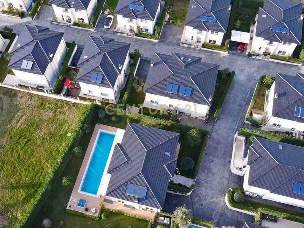 3-Storey Villa for rent at the Dry Lake