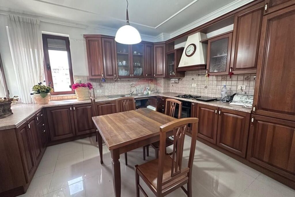 Apartament 2+1+2 me qera Blloku