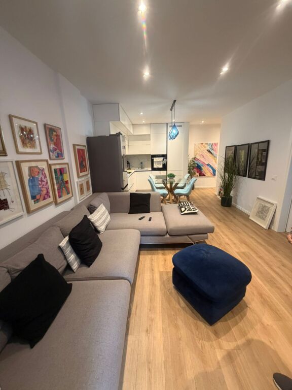 Shitet apartament 2+1+ 2 tualete dhe verandë në zonën Iliria , Plazh prane Spar. 

