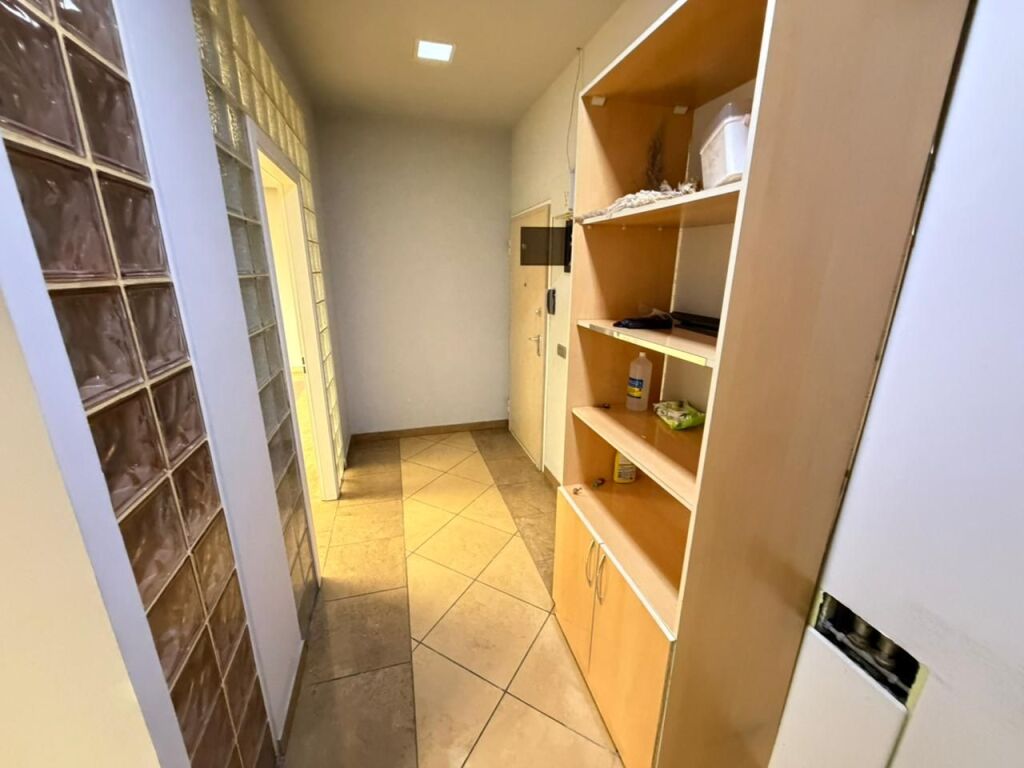 🏢 Jepet me qira ambient zyre Open Space📍 Rruga “Papa Gjon Pali II”, pranë RTSH-së💶 Çmimi: 1,450€ / muaj