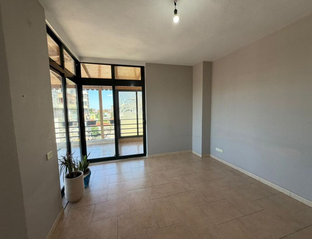 🏢Via 4 Deshmoret, appartamento 3+1+2 in affitto, parzialmente arredato 80.000 Leke