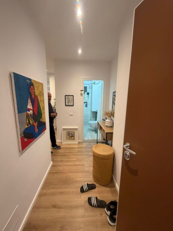 Shitet apartament 2+1+ 2 tualete dhe verandë në zonën Iliria , Plazh prane Spar. 
