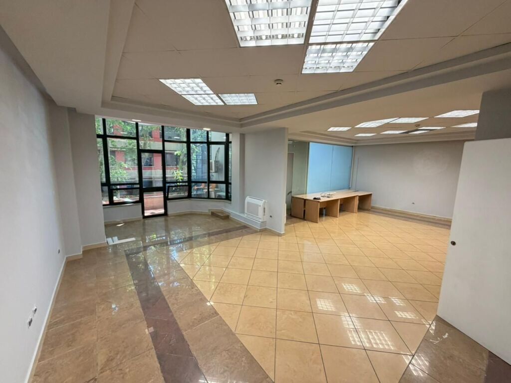 🏢 Jepet me qira ambient zyre Open Space📍 Rruga “Papa Gjon Pali II”, pranë RTSH-së💶 Çmimi: 1,450€ / muaj
