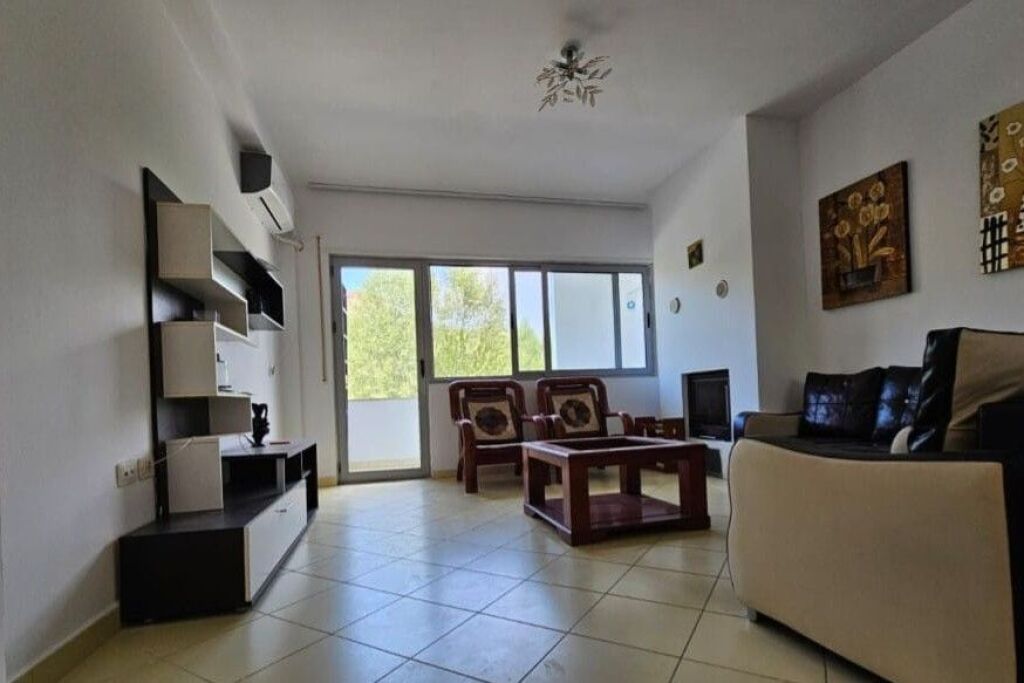 Apartamenti ndodhet ne zonen e Kopshtit Botanik!