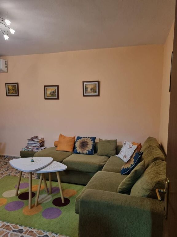 🏡 Appartamento 1+1 in affitto📍 Di fronte al Ministero della Difesa 🏫 50 m dalla scuola “Ramazan Jarani”💰 Prezzo: 35.000 lek/mese