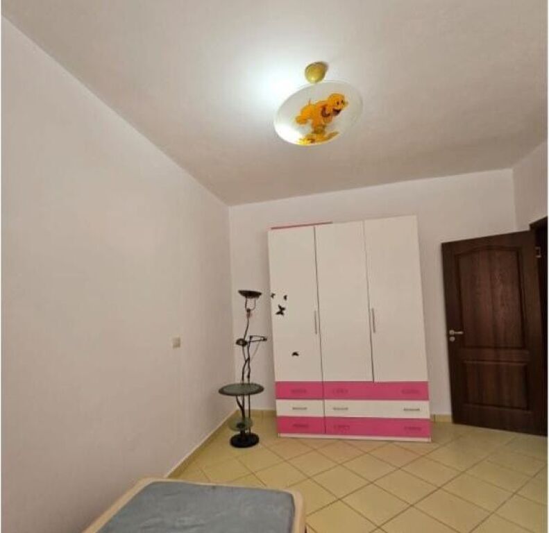 Apartamenti ndodhet ne zonen e Kopshtit Botanik!