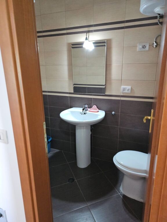 ZYRE ME QERA 112 M2 RRUGA E ELBASANIT 100.000 LEKE FH-72243