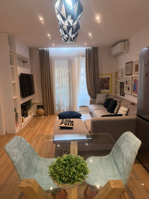 Shitet apartament 2+1+ 2 tualete dhe verandë në zonën Iliria , Plazh prane Spar. 
