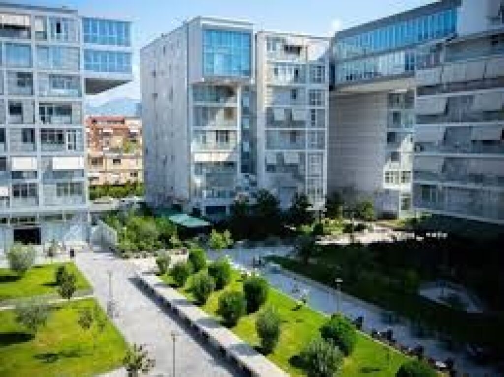 KOMUNA E PARISIT, KOMERCIAL PER QIRA